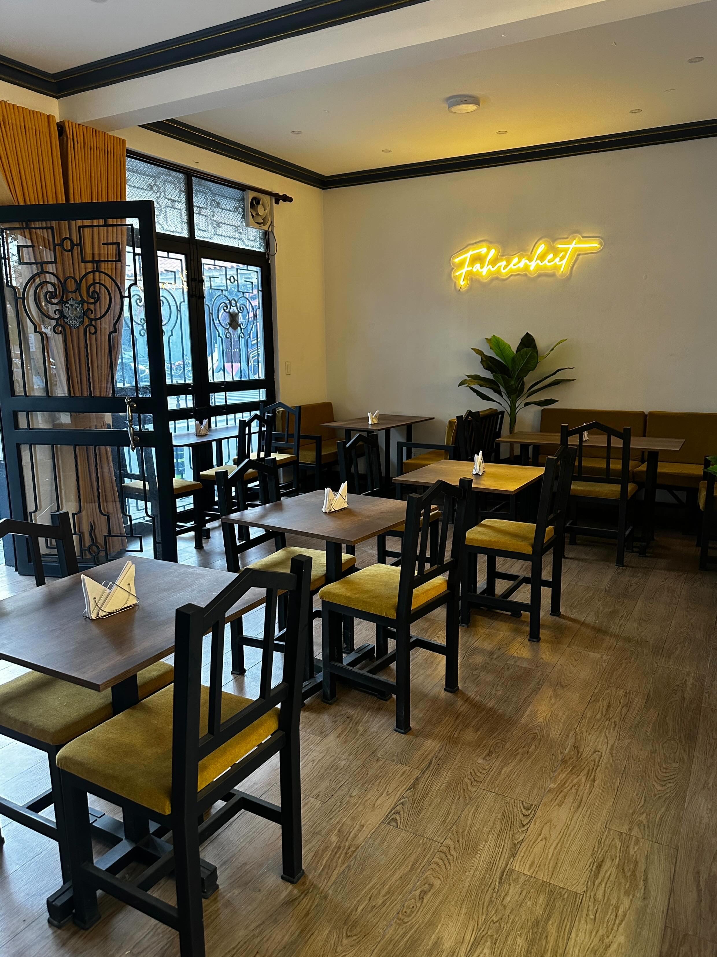 Fahrenheit Cafetería y Bistró