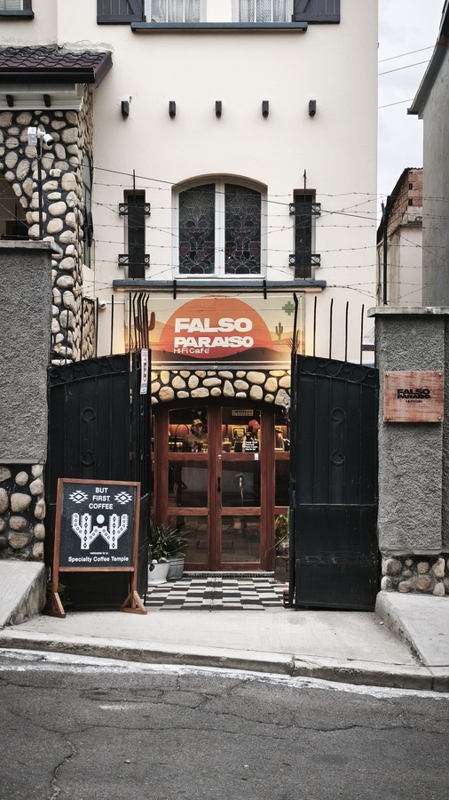 Falso Paraiso hi-fi café