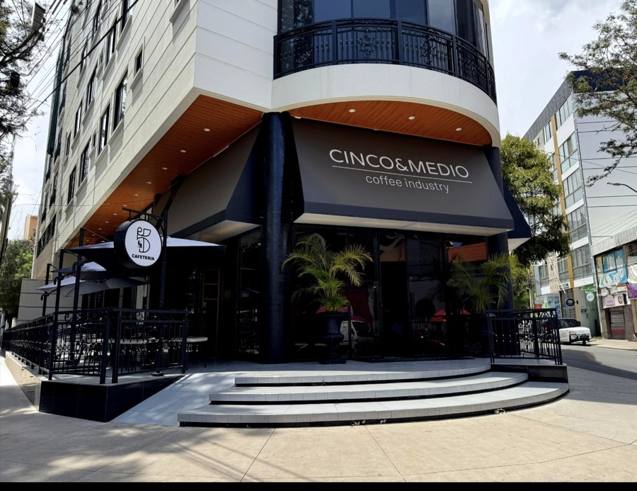 CINCO & MEDIO 