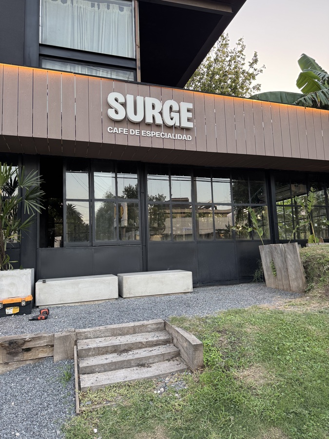 SURGE · ᴄᴀꜰᴇ́ ᴅᴇ ᴇsᴘᴇᴄɪᴀʟɪᴅᴀᴅ